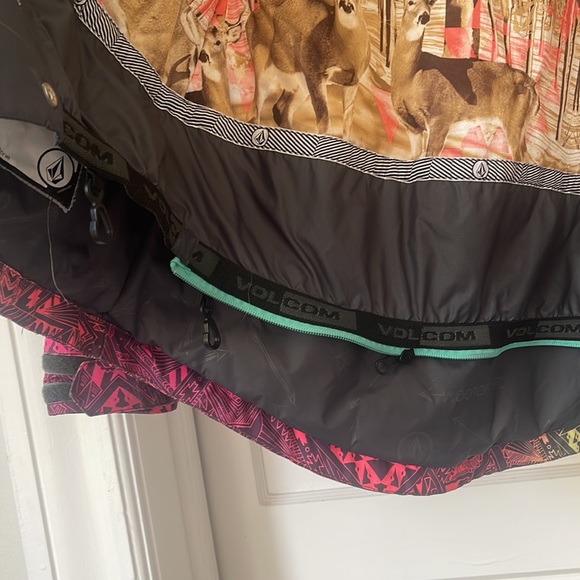 Volcom Fawn insulated snowboarding jacket - size SM - good used condition - Picture 10 of 16